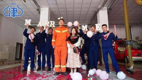 求婚现场吃瓜情侣