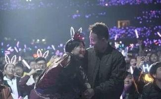 求婚现场吃瓜情侣