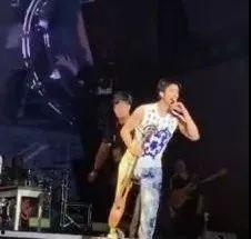 求婚现场吃瓜情侣