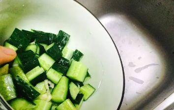 生瓜怎样凉拌吃,凉拌生瓜的简单美味制作方法